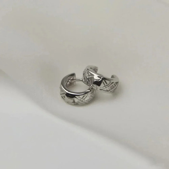 925 Sterling Silver Minimalist Huggie Hoop Earrings - Picture 4 of 9